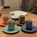 Reglisse - コーヒーの器も更に美しい。お行儀悪いけど並べて撮ってしまった！小菓子のチョコレートを撮るのを忘れてしまったが、このトリュフチョコも絶品でした。