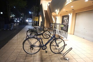 Kurogewagyuu Yakiniku Kaya - 一階の前に無料で駐輪できます。