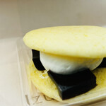 平井製菓 - コーヒー味のわらび餅とフレッシュ生クリームがサンドしてある