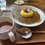 カフェ Lacock - 料理写真:続いてメインのカレーとスープが運ばれて来ました・・・