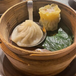 ビストロチャイナ 蜜柑 - 小籠包と焼売。1人分ずつせいろに入れてくれた。