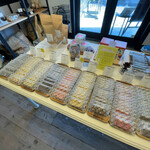 久遠チョコレート - メインのチョコレート、いろいろなトッピングがあります。