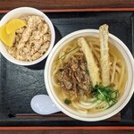 古賀サービスエリア（上り線）博多うろん - 肉ごぼう天うどん 940円 , かしわ飯 330円