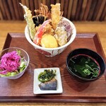 米と天ぷら 悠々 - 鶏と半熟玉子の天丼　牡蠣天追加