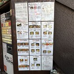 らぁめん こらぼるた - 店外のメニュー(この左に価格別の券売機がある)