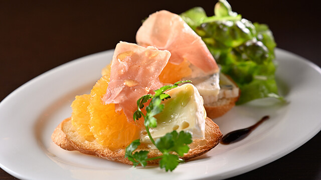 ヤギのチーズ、蜂蜜、フルーツのクロスティーニ レシピ