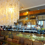 Les deux Bleue - 店内中央の大きなテーブル