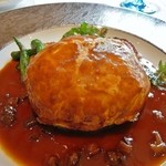 シュマン - マダムヴュルゴー家のシャラン鴨胸肉と鴨フォワグラのパイ包み焼き　いちじくのキャラメリゼ添え