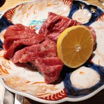 NIKUSYO taku ohira - 黒毛和牛タン・ハラミ/ 塊肉を表面焼いて小さくカット... タンにはレモンじゃなく湘南ゴールドを絞って。