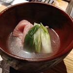 NIKUSYO taku ohira - 霜降肉　特製ハマグリ出汁しゃぶ/卓上の網の上に石鍋をセットされしゃぶしゃぶしてくれます。 美味しいけど、私には脂がキツイ(^-^;