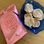 イオンスタイル - １袋に8枚入り　写真は1枚食べた後。