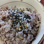 大戸屋 - 卓上のごま塩on五穀ご飯