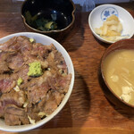 小料理野本 - 和牛ステーキ丼　1000円