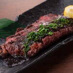 牛サガリのステーキ ～オニオンガーリックソース～
