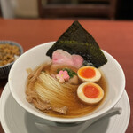 酒肴場 屯 - 津軽煮干し中華蕎麦（味玉入り）¥900、ねぶた漬け丼¥400