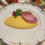 ふなや - オムレツ、バターが効いていておいしかった。添えられている野菜なども考えられていて綺麗。