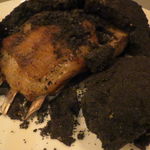クニオミ - メイン：骨付き仔羊肉の竹炭塩包み焼き、山椒のポヴラード2