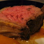 クニオミ - メイン：骨付き仔羊肉の竹炭塩包み焼き、山椒のポヴラード4
