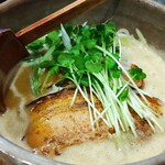 Kitano - らーめん：魚介を強く感じるスープに太ちぢれ麺。最初「かいわれ大根多すぎん…？」と思いましたが、ちょうどいいアクセントになってアリでした。