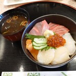 鮨庭 - 海鮮丼＆赤だし（840円）2023年3月