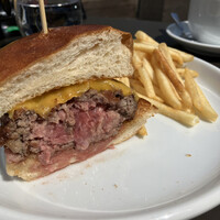 ユニオン スクエア トウキョウ - ハンバーガー写真撮る前に連れに半分もってかれた笑