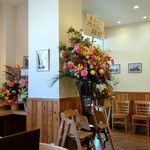 Furano Machinaka Shokudou - 開店祝いのお花が飾られています(*´ω｀*)