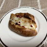 Pane Ho Maretta - 鶏肉のコンフィ×きいちごフロマージュ バルサミコソース ¥390