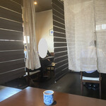 和久 - 小上がり2卓、テーブル2卓、カウンター間引かれ3脚