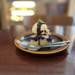 Kafe Wakaba Dou - ブルーベリークランブルケーキ５５０円、ドリンクセット＋４４０円。下のバターケーキが見た目よりも重厚で、アイスクリーム、ベリーとピッタリでした（╹◡╹）
