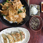 慶安樓 - 肉丼(スープ、漬物)・餃子