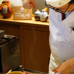 Kitahama Torishou Ren - 職人の手の加減で一串づつ塩を打ちます。