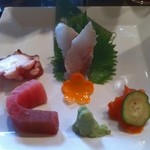 地球屋にんげん亭 - 刺身盛合せ   ¥300