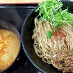 担々麺の店 まるたん。 - 坦々つけ麺、大盛り300㌘。しびれ麺の太麺　930円。麺は冷やしでつけ汁は温かい。