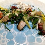 アントレ（ホワイトアスパラ、ツブ貝、帆立、細巻海老　ジャガイモとピサンリのソース？、柚子パウダー）