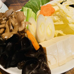 火鍋酒房 HOI 品川店 - 野菜もたっぷり。キノコとキクラゲが特に合う。