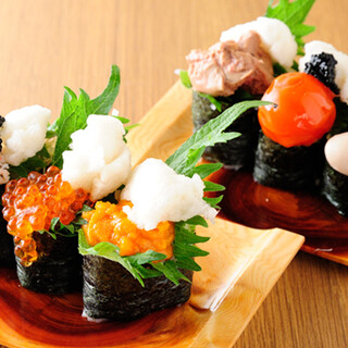 We have a wide variety of special dishes that go well with alcohol, including the famous "Tori Gunkan" and "Kagoyaki" ◎