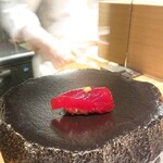 鮨と一品　いちかわ - 別角度の漬けマグロ