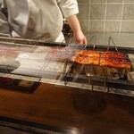 鮨と一品　いちかわ - 鰻を焼いてる姿