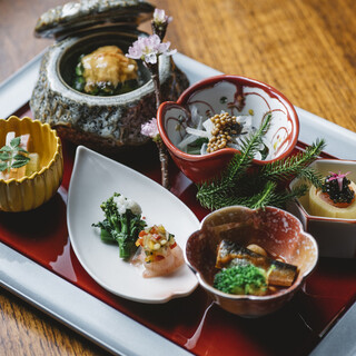 京都の食材に彩られた、旬の逸品を提供いたします。
