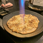 Yonjuunanatodoudu Kennonihonshu Seizoroi - 獺祭純米大吟醸　酒粕ピザ