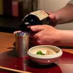 Shushichikku Kuroe - お酒を注ぐイメージ