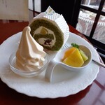 森のＣａｆｅ - 抹茶ロールケーキ、ソフトクリーム、季節の果物