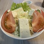 キッチンイナバ - 冷やしトマトと島豆腐サラダ