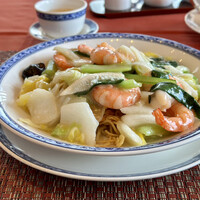 ホテルオークラレストラン新宿 中国料理 桃里 - 海老入り焼きそば。大きな海老がたっぷり。