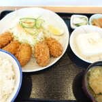 金ちゃん食堂 - カキフライ定食（990円）に冷奴(200円）