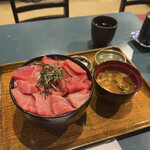 まぐろ亭 - まぐろ赤身・中トロ丼 大盛り1850円
            ご飯大盛り +100円