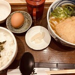 うどん王 - 日替りうどんセット830円。