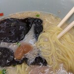 山岡家 - 焼海苔はスープに浸しておきました。これがこのスープと麺に合うんだよね　抜群の相性です。
