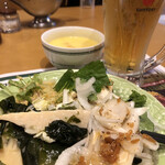 ブロンコビリー - 生ビールの泡ないと生ビールじゃないので、卓上にピンポーン置いて欲しい。アルコール飲まない人はわからないかも知れないけど…生ビールは泡が命。プレモルに失礼だょ　見えてないけど黒ごまのパスタ◎