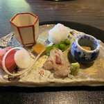 日本料理 馳惣 - マグロとイカにあしらわれた桜の花びら